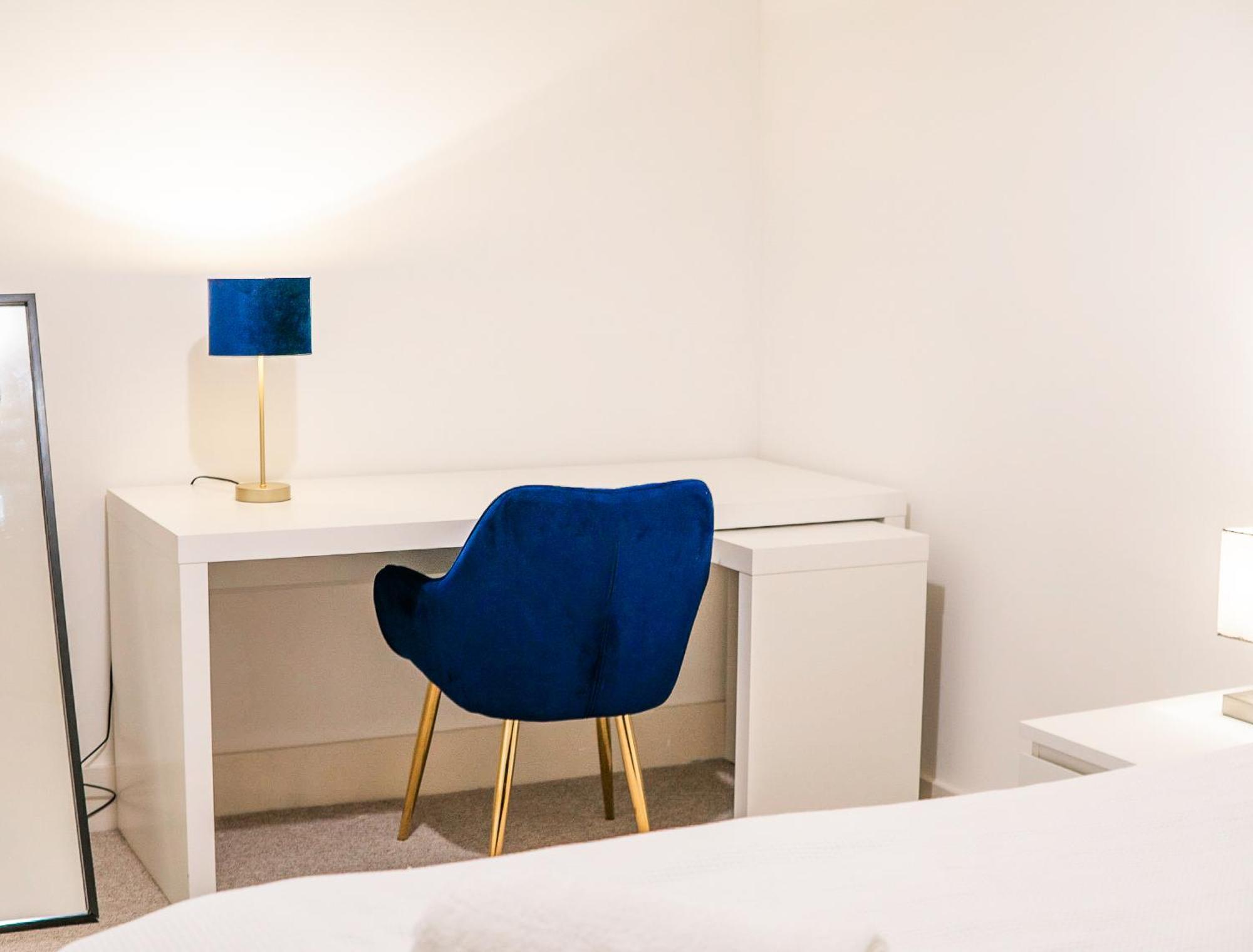 The Regency Suite - Modern 2-Bed 1-Bath Apartment Chertsey Exterior foto