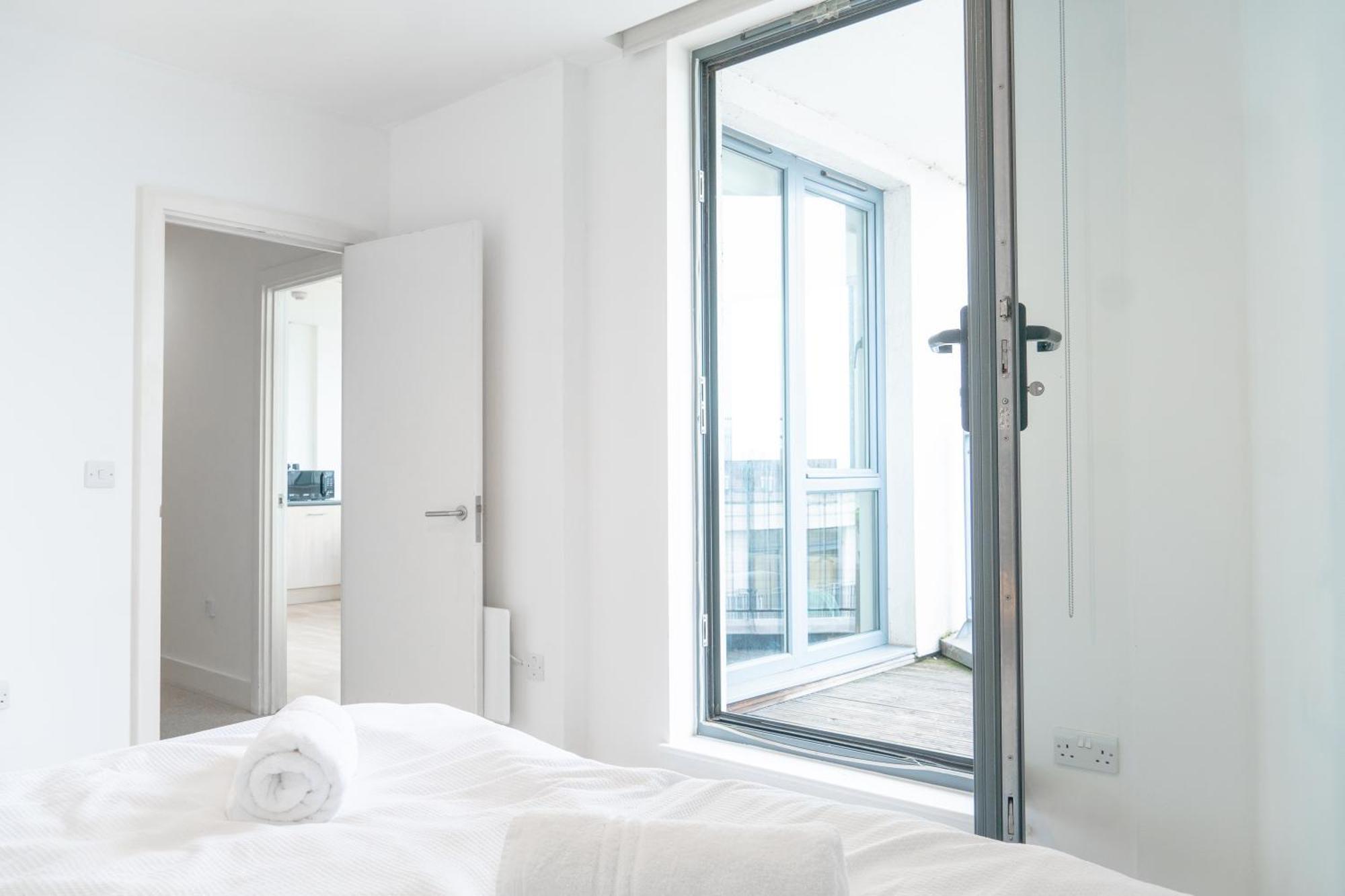 The Regency Suite - Modern 2-Bed 1-Bath Apartment Chertsey Exterior foto