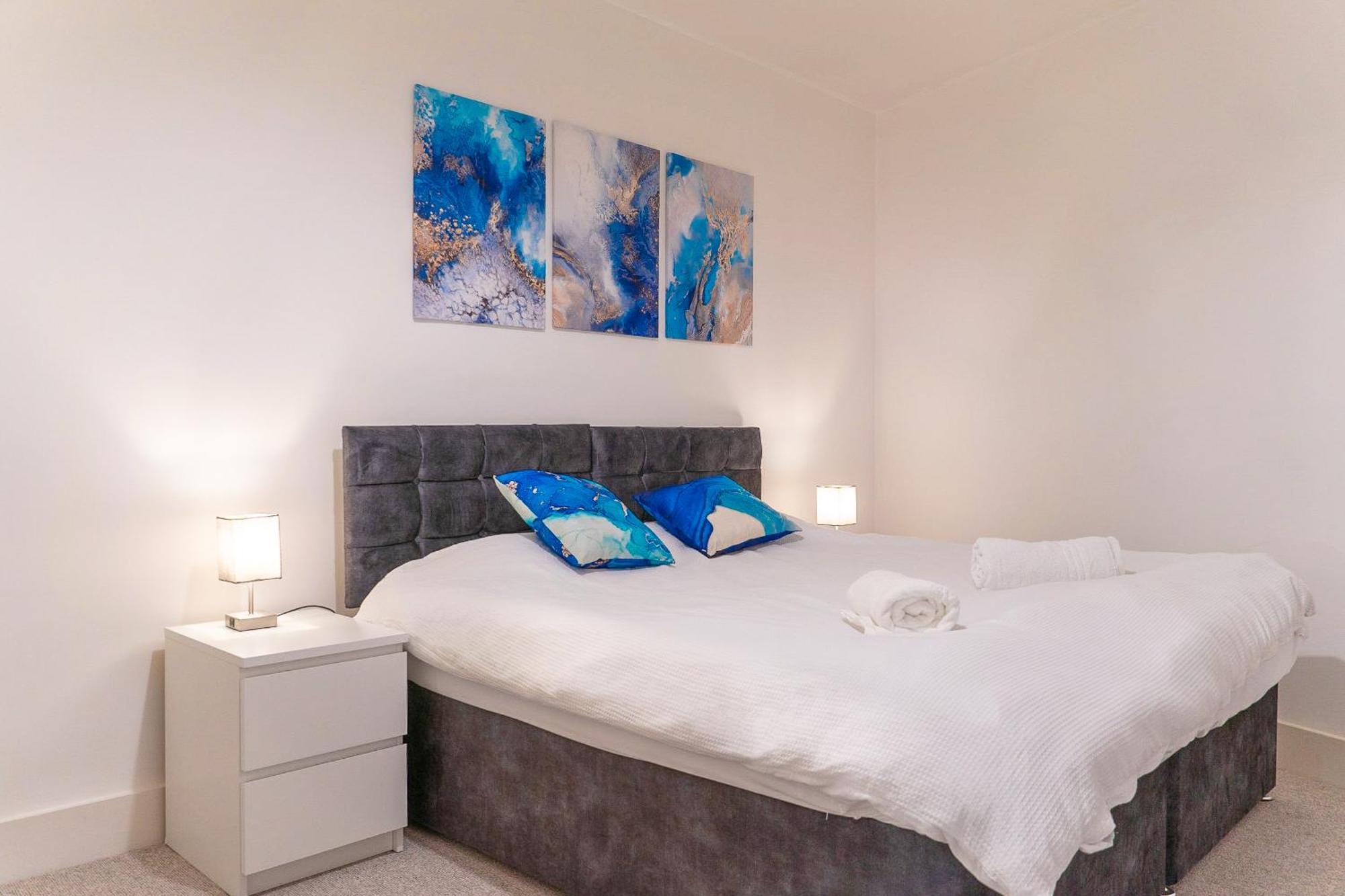 The Regency Suite - Modern 2-Bed 1-Bath Apartment Chertsey Exterior foto