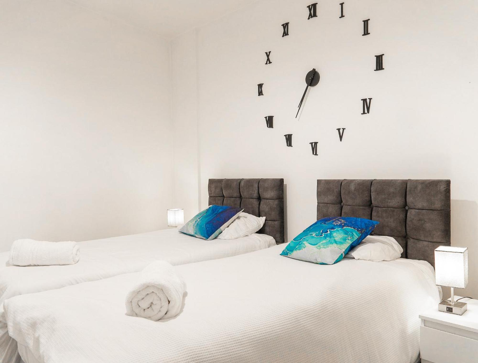 The Regency Suite - Modern 2-Bed 1-Bath Apartment Chertsey Exterior foto