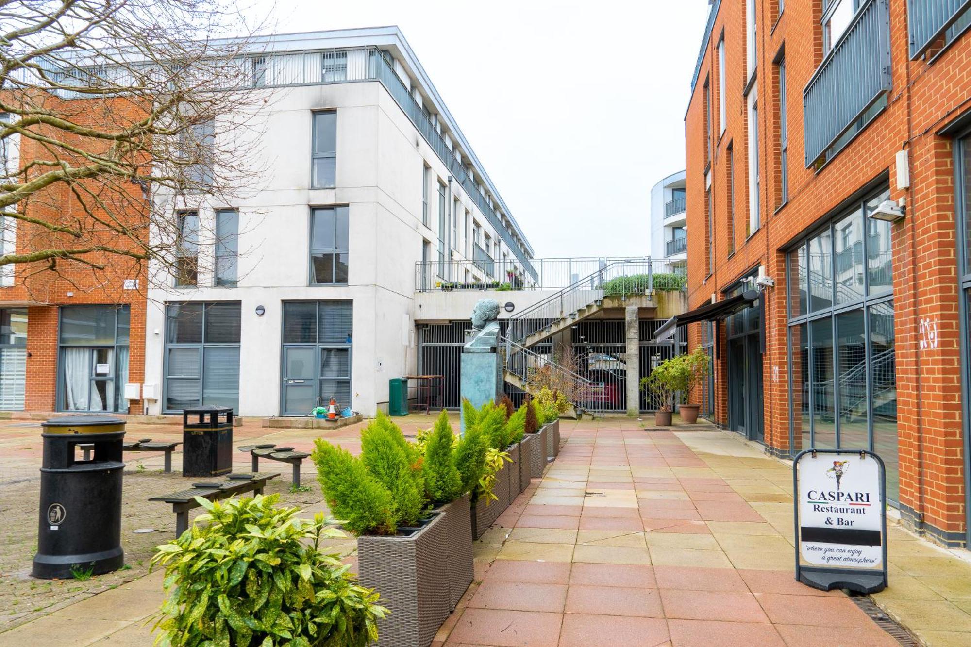 The Regency Suite - Modern 2-Bed 1-Bath Apartment Chertsey Exterior foto