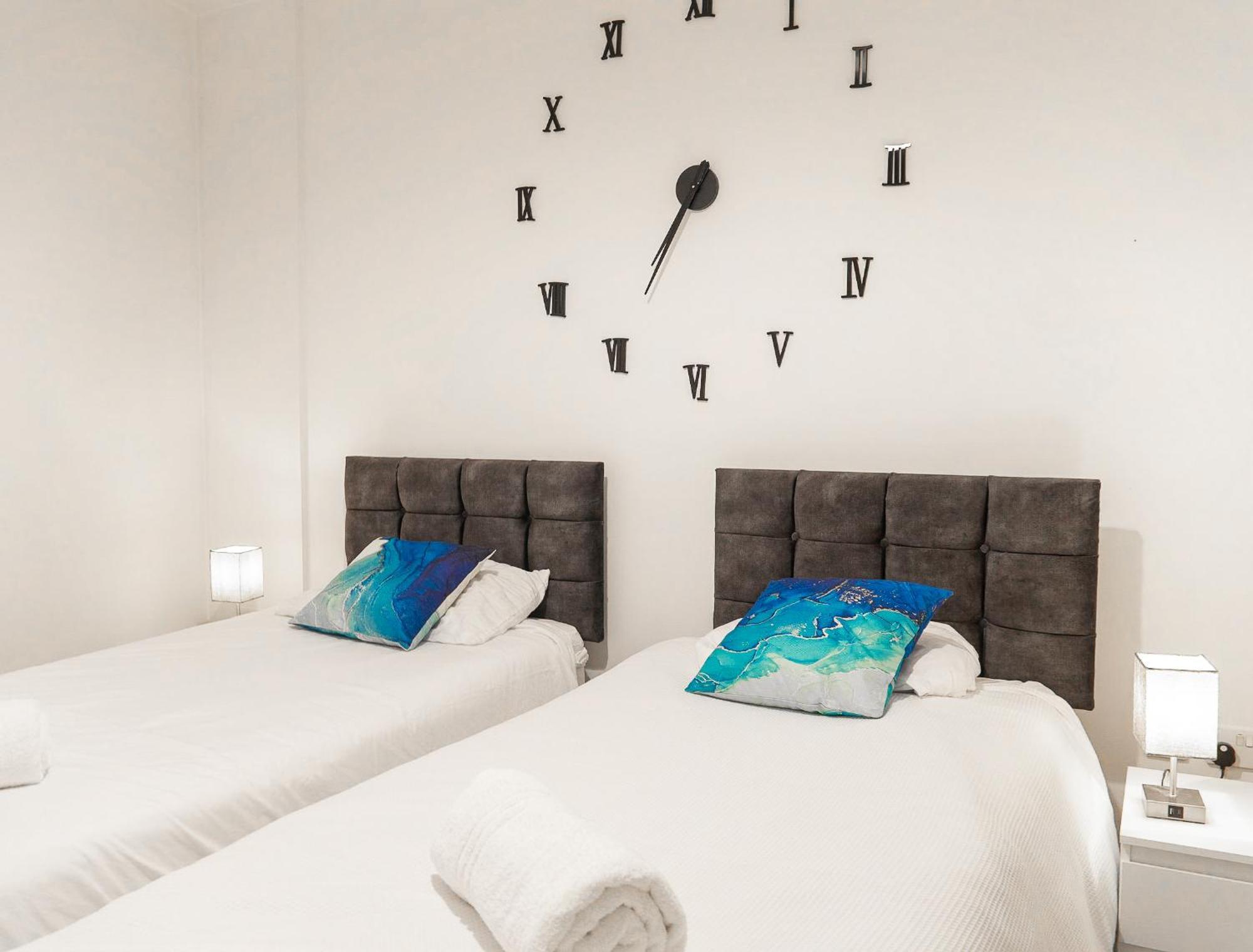 The Regency Suite - Modern 2-Bed 1-Bath Apartment Chertsey Exterior foto