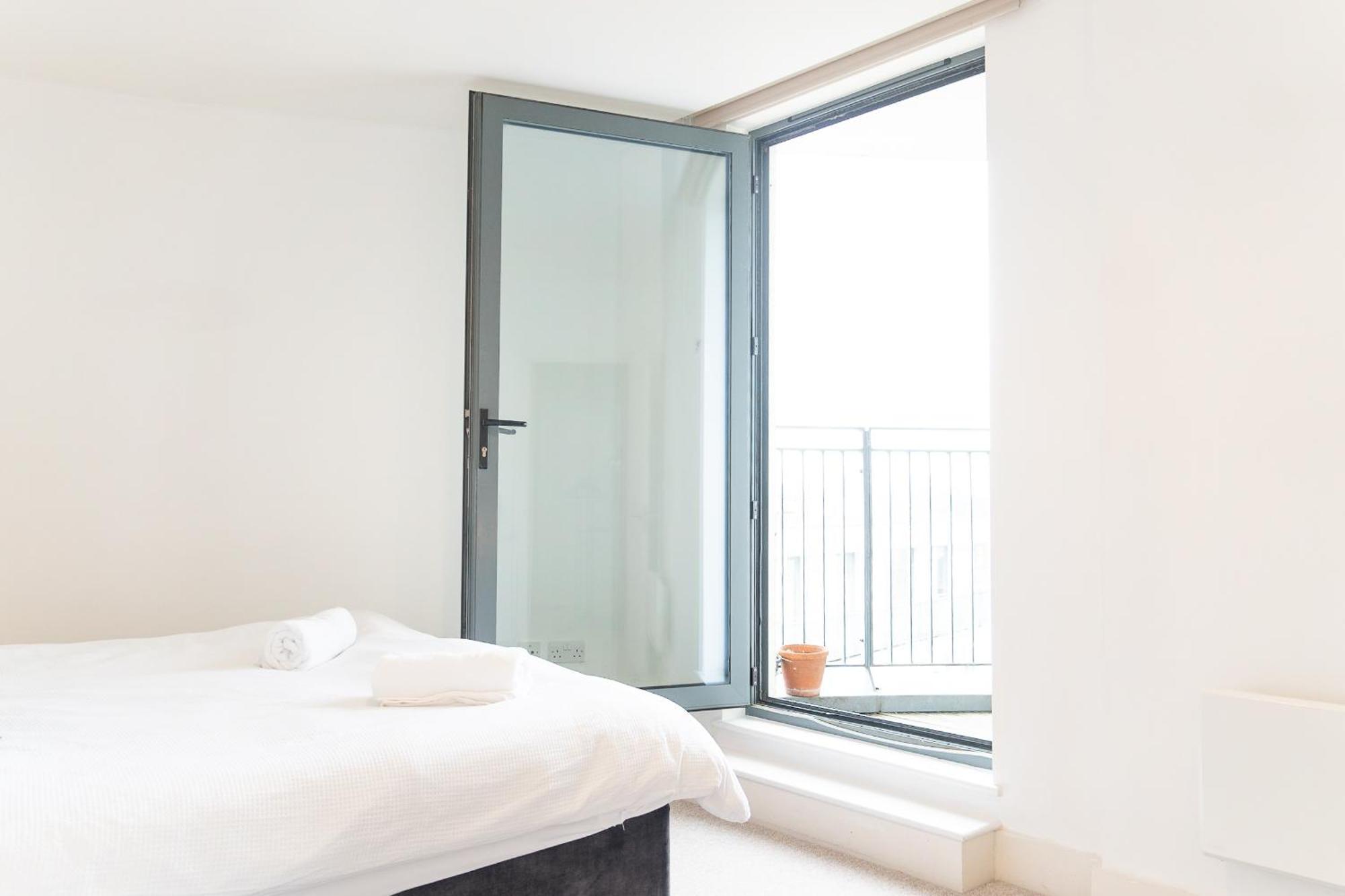 The Regency Suite - Modern 2-Bed 1-Bath Apartment Chertsey Exterior foto