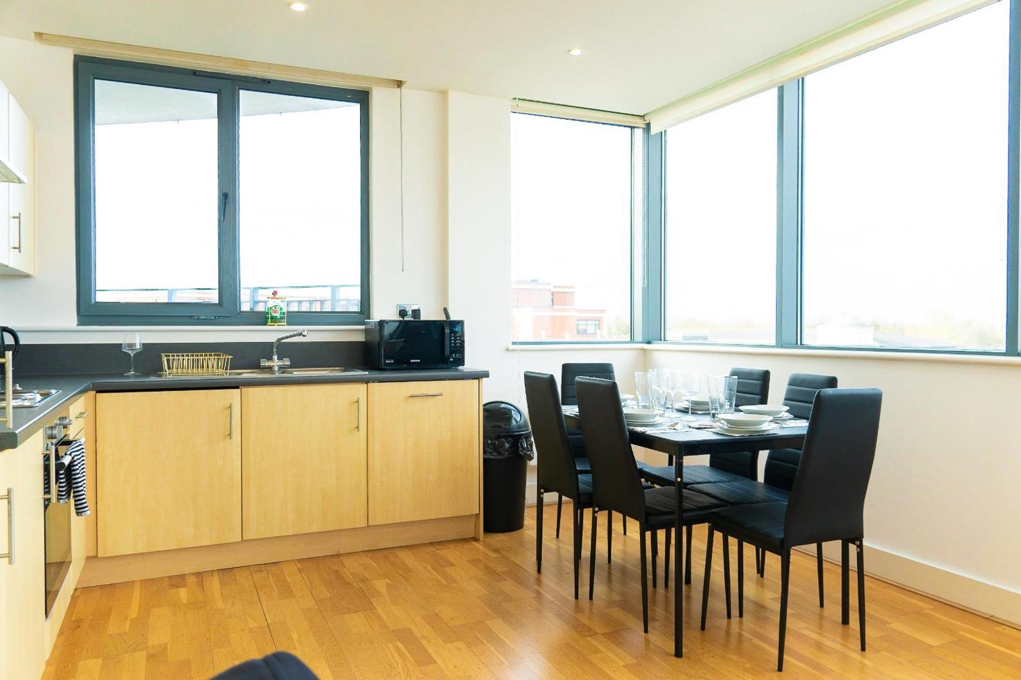 The Regency Suite - Modern 2-Bed 1-Bath Apartment Chertsey Exterior foto