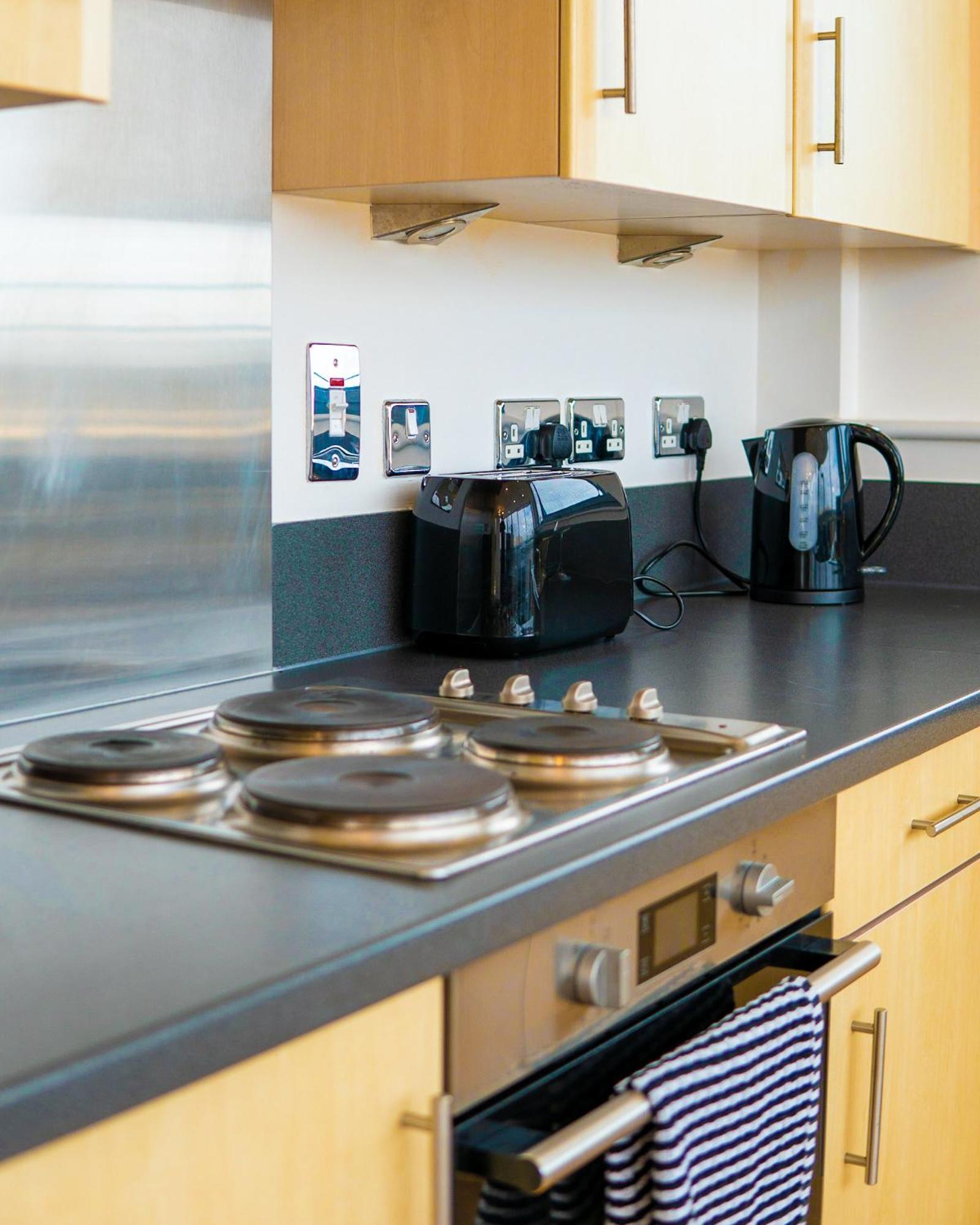The Regency Suite - Modern 2-Bed 1-Bath Apartment Chertsey Exterior foto